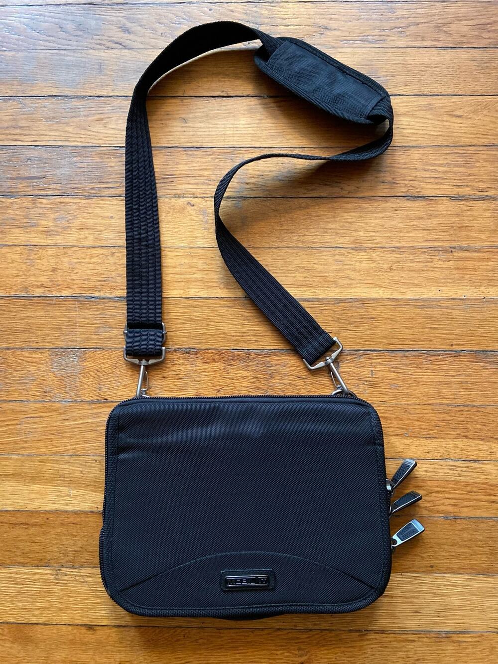 MOBIL IT Slim Black Expandable Tech Crossbody Bag sz OS